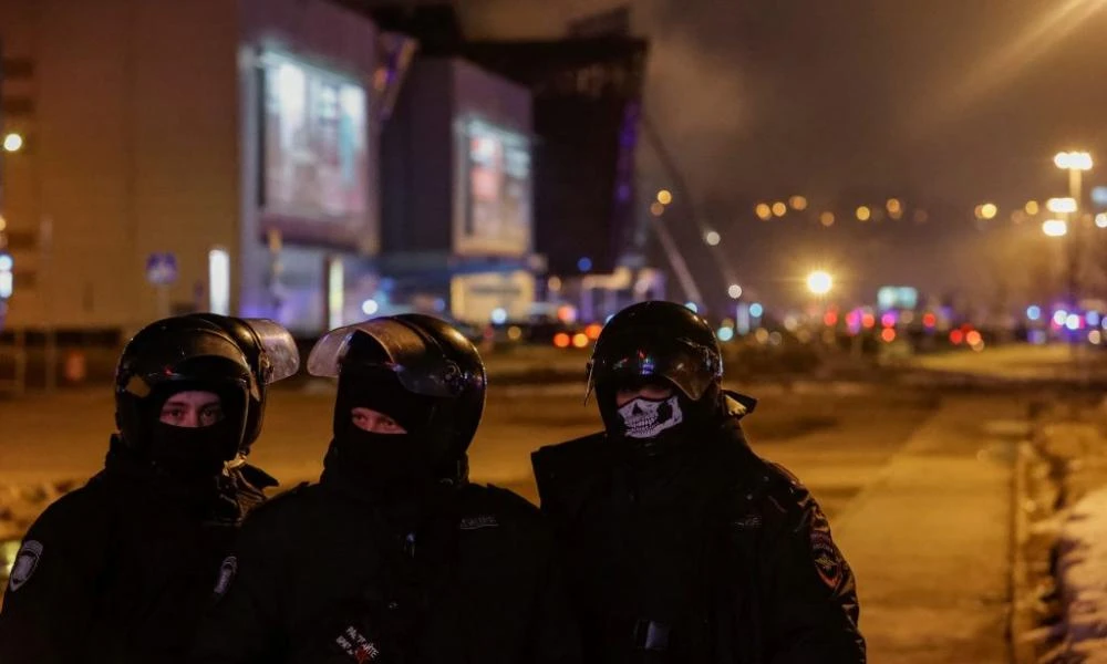Η ΕΕ καλεί τη Ρωσία να μη χρησιμοποιεί την τρομοκρατική επίθεση ως πρόσχημα για να αυξήσει τις επιθέσεις της κατά της Ουκρανίας